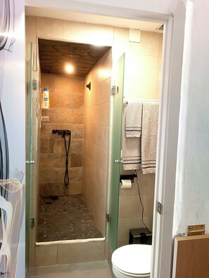 Regadera, toallas, jabón, papel de baño 