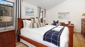 3 bedrooms, desk, iron/ironing board, travel cot