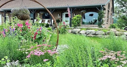 As Seen on HGTV - City Escape Ranch with Sauna, Gym & Soul-Soothing Vibes