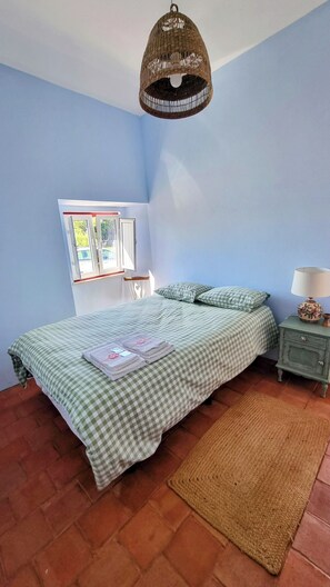 WiFi, bed sheets