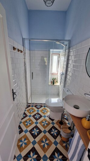 Shower, towels, soap, toilet paper