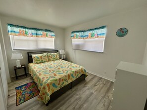 2 bedrooms, free WiFi, bed sheets - Walk To Beach, North End Restaurants, Night Life Steps Away! (Fort Myers Beach)