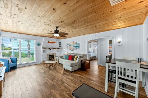 Walk To Beach, North End Restaurants, Night Life Steps Away!