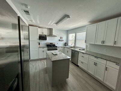 Walk To Beach, North End Restaurants, Night Life Steps Away!