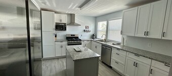 Walk To Beach, North End Restaurants, Night Life Steps Away!