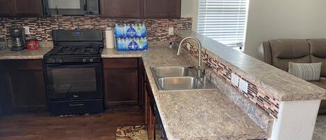 Frigorífico, microondas, horno y placa de cocina