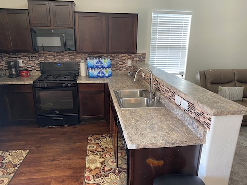 Charming 3-bedroom house with AC, WiFi in serene Tolleson