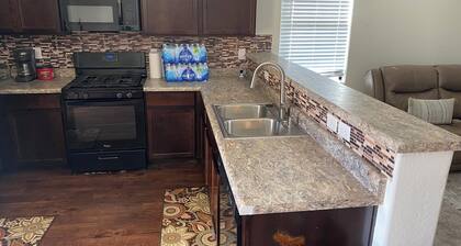 Charming 3-bedroom house with AC, WiFi in serene Tolleson