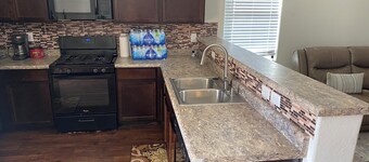 Charming 3-bedroom house with AC, WiFi in serene Tolleson