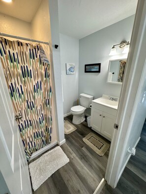 Een douche, handdoeken