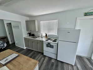 Refrigerador, microondas, horno y cafetera y tetera 