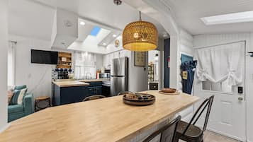 Microondas, horno y placa de cocina