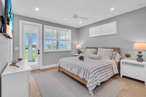 3 slaapkamers, een bureau, een strijkplank/strijkijzer, reisbedje