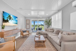 Een smart-tv en een tafeltennistafel