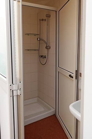 Douche, articles de toilette gratuits, sèche-cheveux, peignoirs