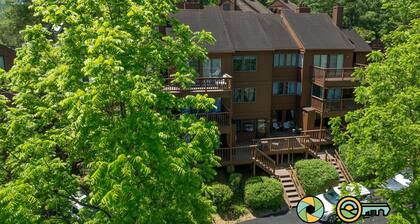 Little Fox Den - Walk to Lake Laura!