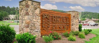 Little Fox Den - Walk to Lake Laura!