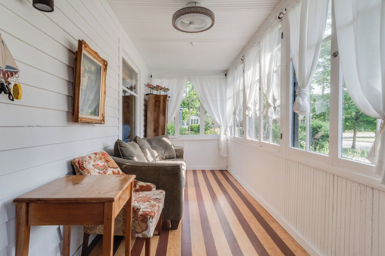 Télévision, cheminée, espaces bureaux, écrans d'ordinateur