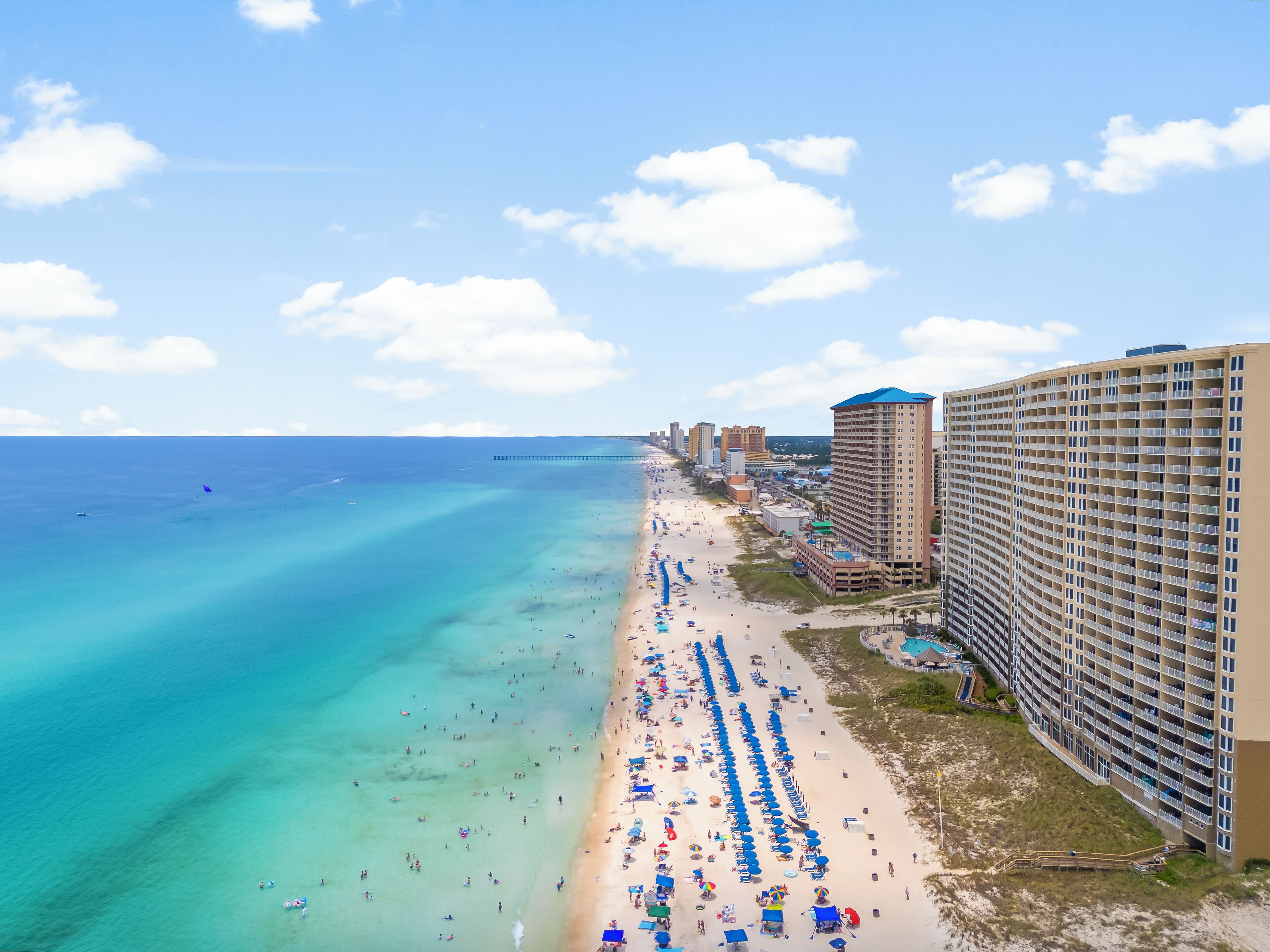 Plage, chaises longues, serviettes de plage