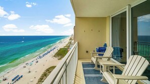 Ein Balkon mit Blick auf Strand und Meer.