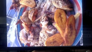 Une assiette contenant divers fruits de mer et des bananes plantains.