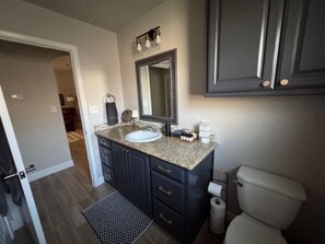 Sèche-cheveux, serviettes fournies, savon, shampoing