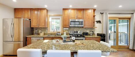 Køleskab, mikrobølgeovn, ovn, kogeplade