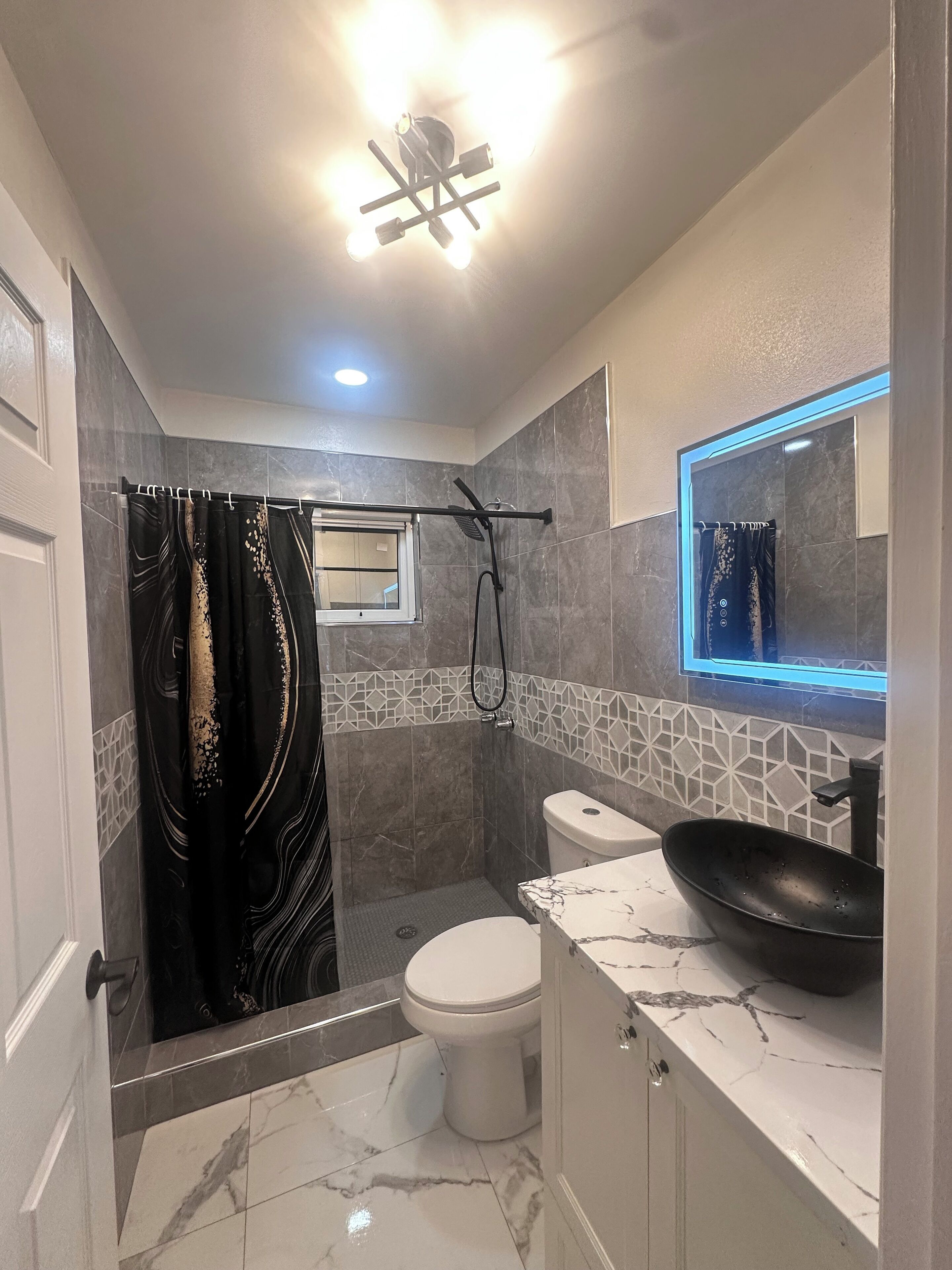 Dusche, Haartrockner, Handtücher, Seife