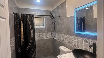 Dusche, Haartrockner, Handtücher, Seife