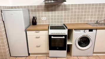 Een microgolfoven, een oven, een kookplaat