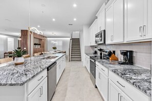 Micro-ondes, four, plaque de cuisson, lave-vaisselle