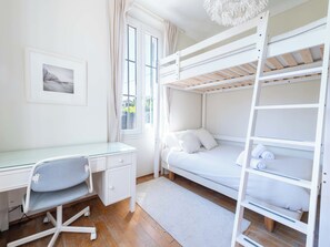 4 bedrooms, desk, iron/ironing board, WiFi