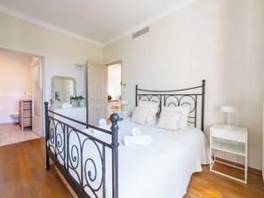 4 bedrooms, desk, iron/ironing board, WiFi