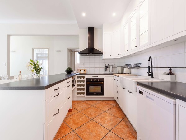 Kühlschrank, Mikrowelle, Ofen, Geschirrspüler