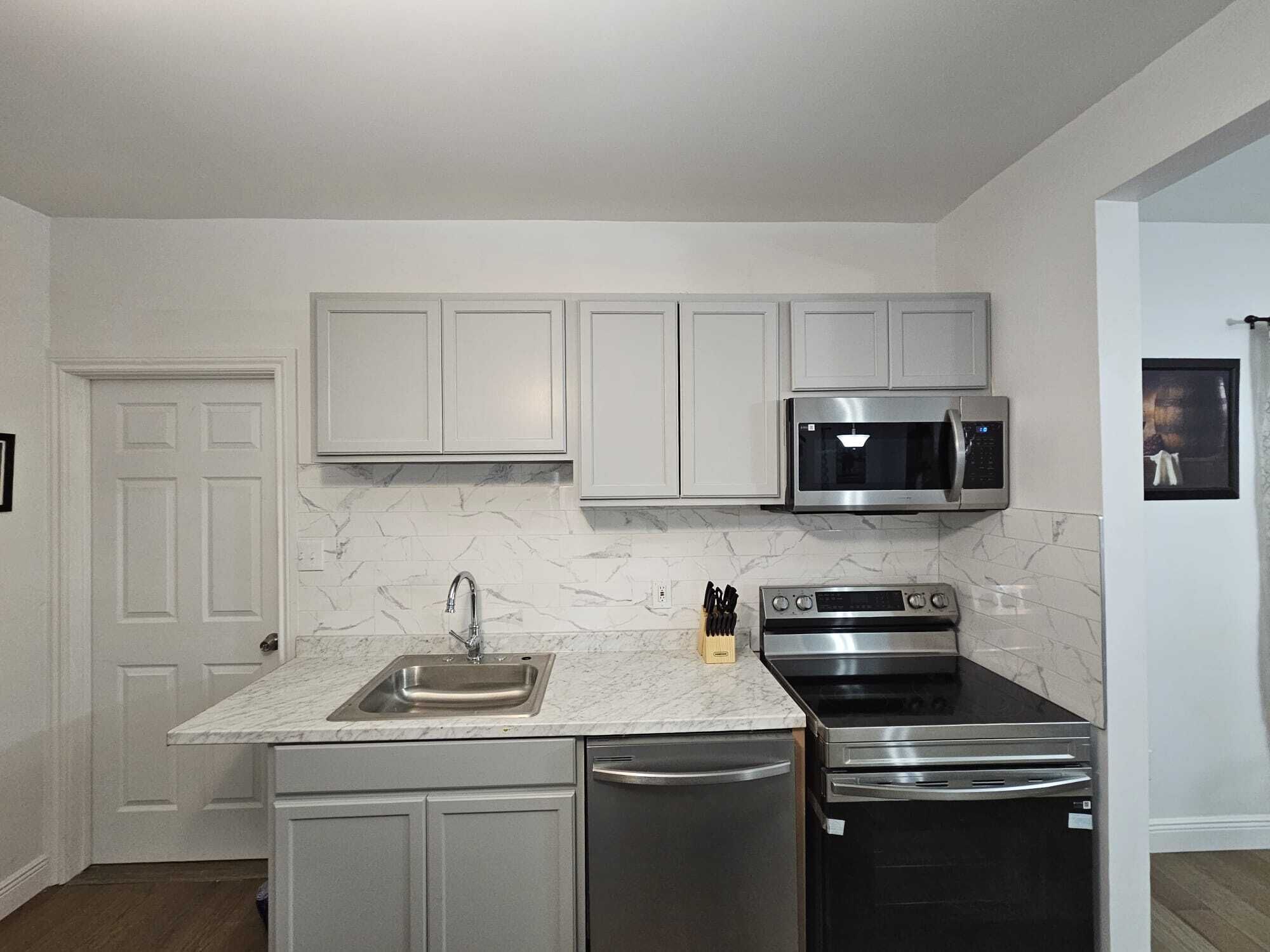 Microwave, stovetop, dishwasher, coffee/tea maker