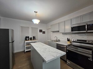 Microwave, stovetop, dishwasher, coffee/tea maker