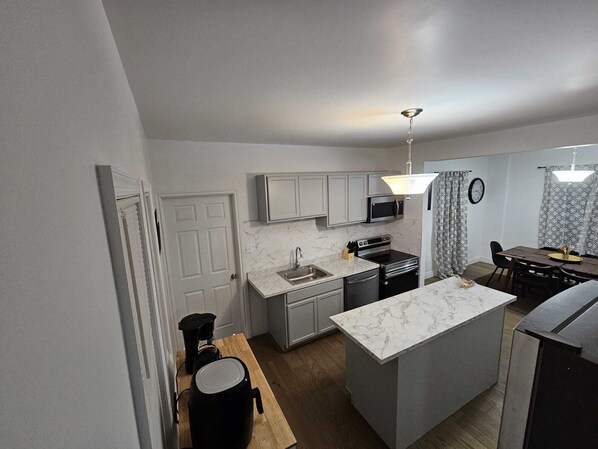 Microwave, stovetop, dishwasher, coffee/tea maker