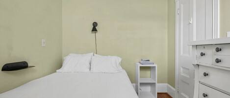 3 chambres, bureau, fer et planche à repasser, lit parapluie