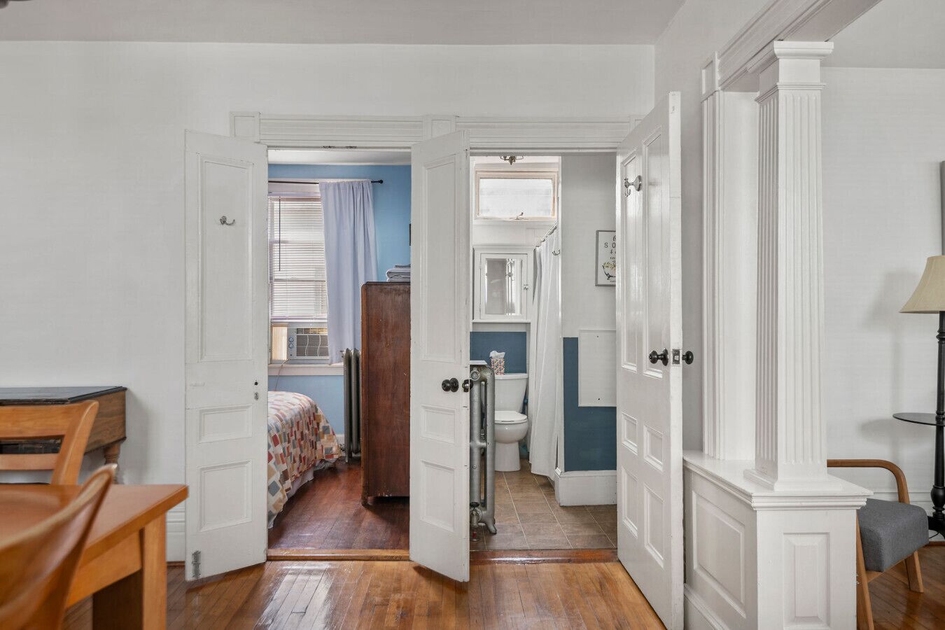 3 habitaciones, escritorio y tabla de planchar con plancha 