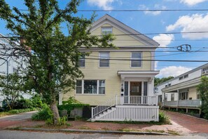 Exterior - Beautiful West End Apartment (Portland)