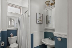 Hair dryer - Beautiful West End Apartment (Portland)