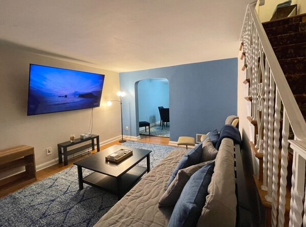 Smart TV - Lovely 3-bedroom home away from home. Near Philly and Airport. (Drexel Hill)