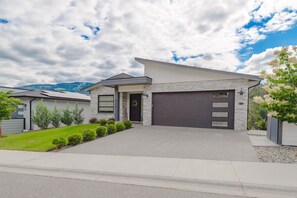 Exterior - Modern Suite by Black Mountain Golf Club (Kelowna)