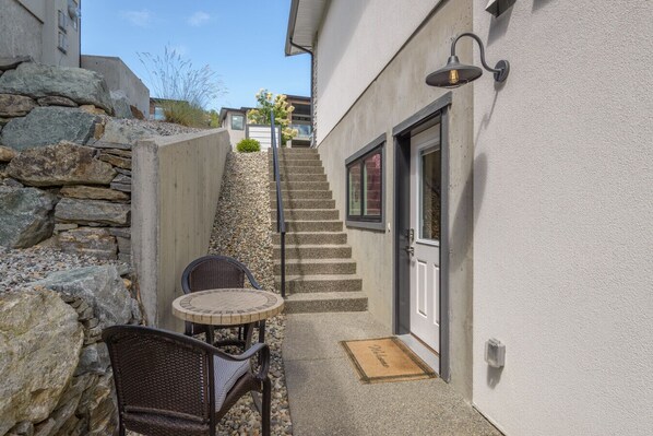 Outdoor dining - Modern Suite by Black Mountain Golf Club (Kelowna)