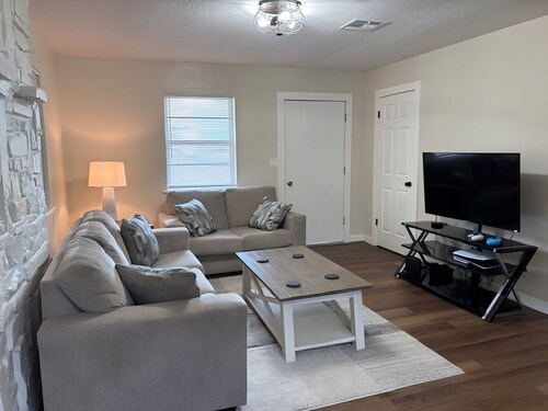 3-bedroom & 1-bath house located at beautiful Lake Eufaula, OK, WiFi