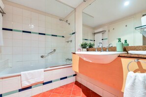 Hair dryer, towels - Tropical Escape with Pool, Balcony & Plush King Suite (Darwin City)