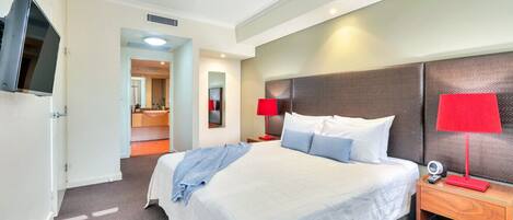 1 室のベッドルーム、デスク、アイロン / アイロン台、旅行用ベビーベッド