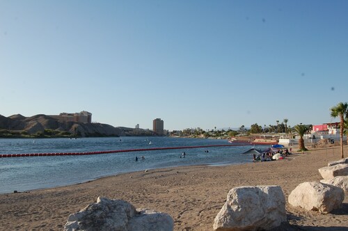 Charming 3-bedroom, 2-bathroom house with AC, WiFi in brilliant Bullhead City