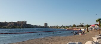 Charming 3-bedroom, 2-bathroom house with AC, WiFi in brilliant Bullhead City