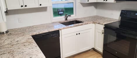 Microonde, forno, piano cottura, lavastoviglie